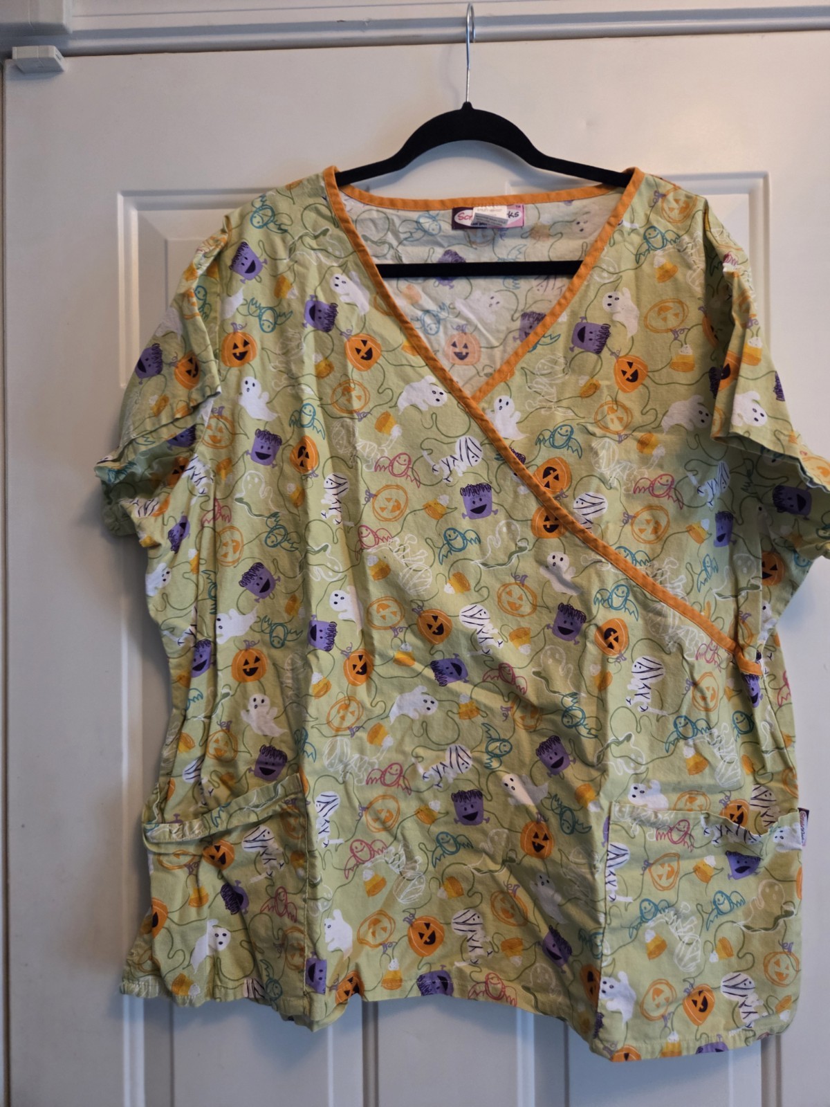 Scrub Works Women’s 3XL V-Neck Wrap Halloween Print Cotton Scrub Top 146A-0027