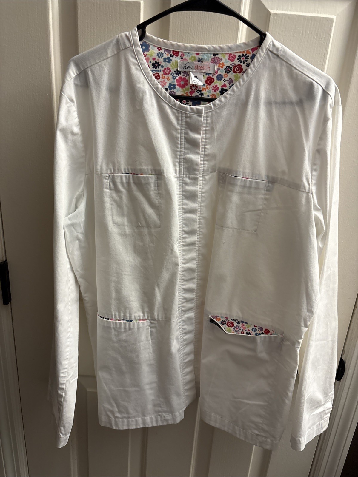 Koi Stretch Size Xl White scrub jacket 4 Pockets Uniform Nurse Tech