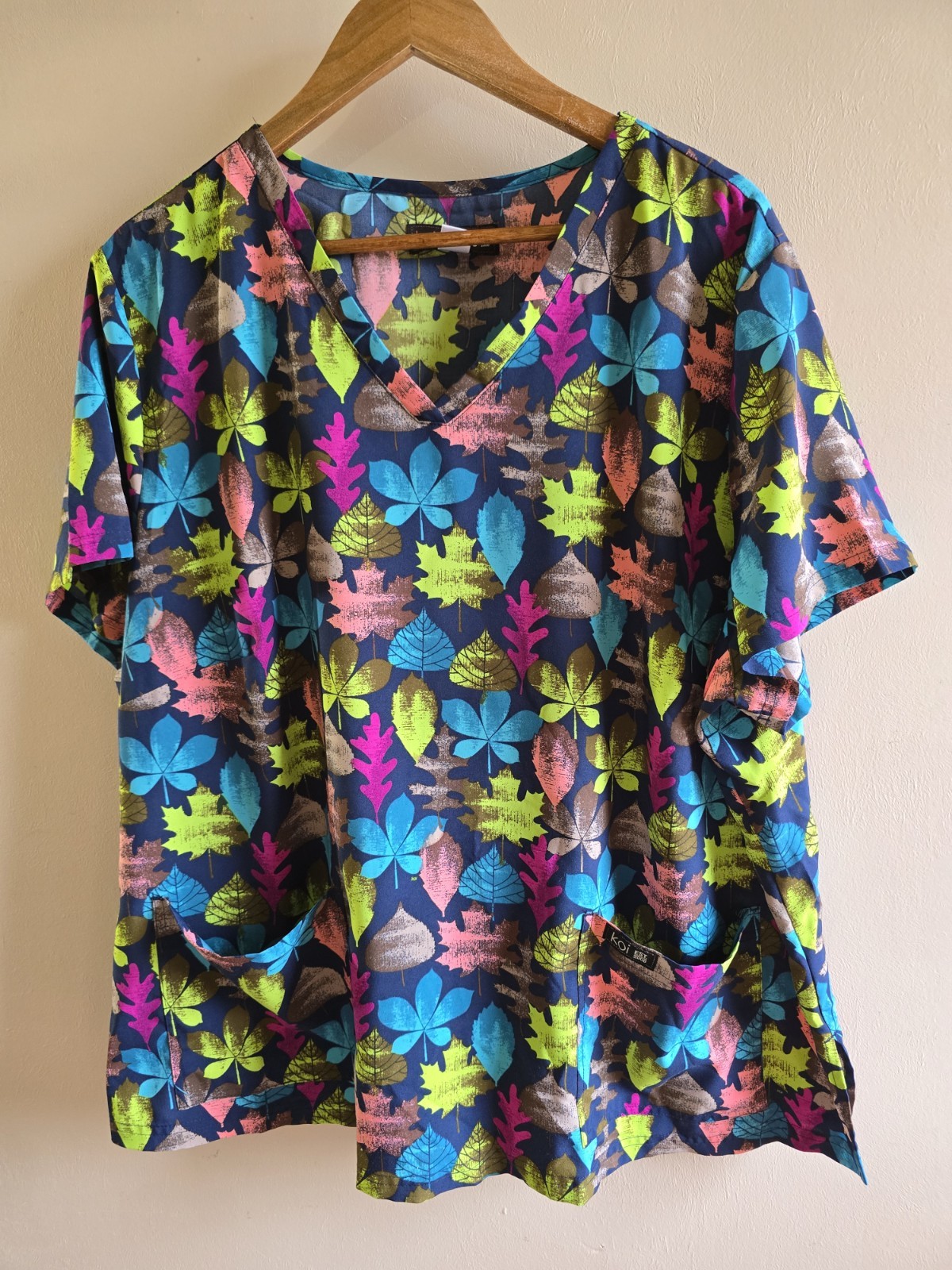 Women’s Koi Basics V-neck Pockets Blue Multicolor Leaves Scrub Top Size 3XL