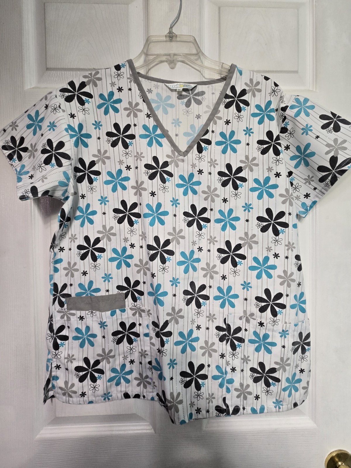 SCRUBIN.com Scrub Top size M-Grey/Aqua/Black Flowers-Chest 22″/L 26.5″