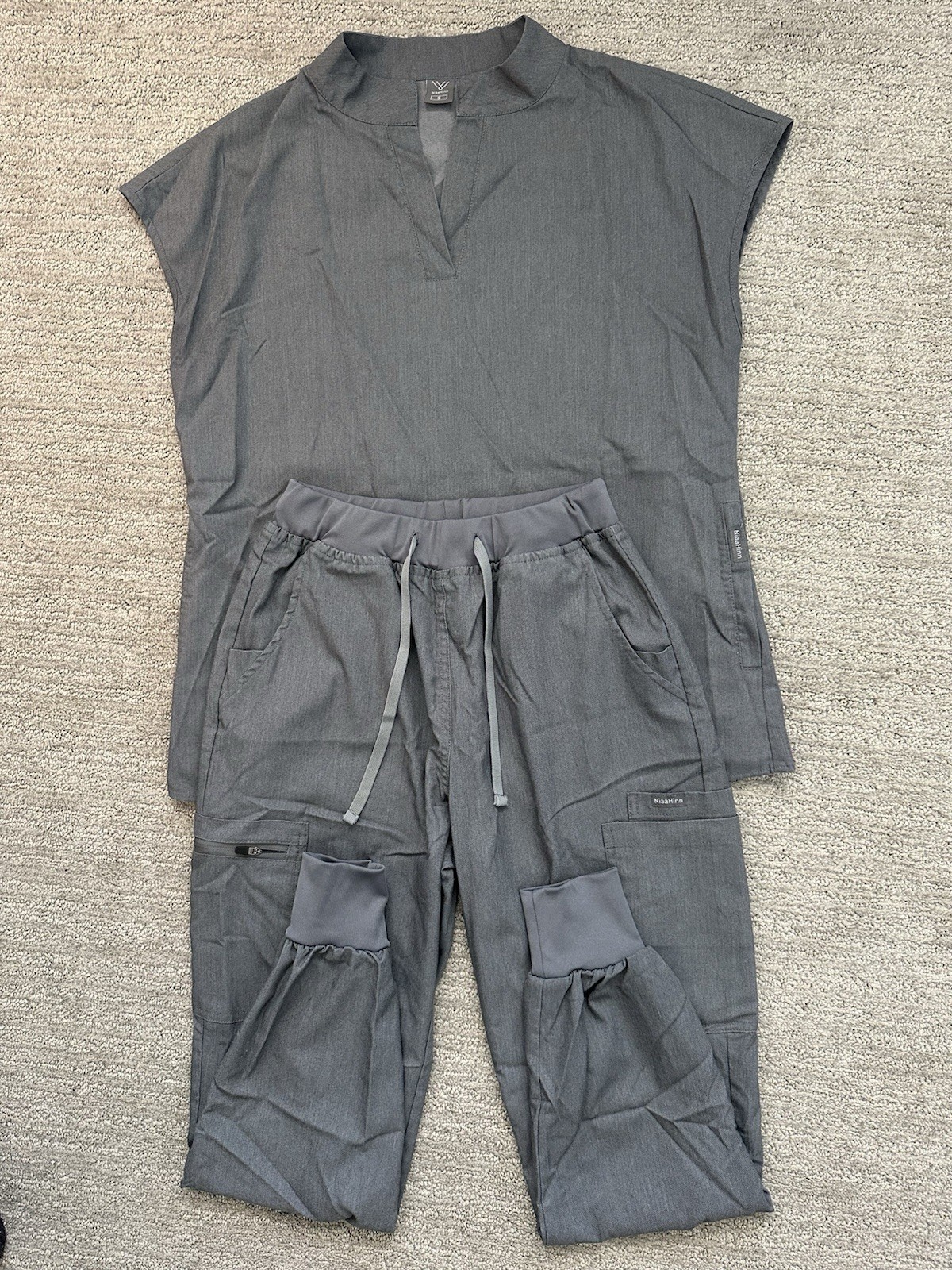 NiaaHinn Gray 2 Piece Pocketed Short Sleeve Scrub Set Joggers Womens Size Small