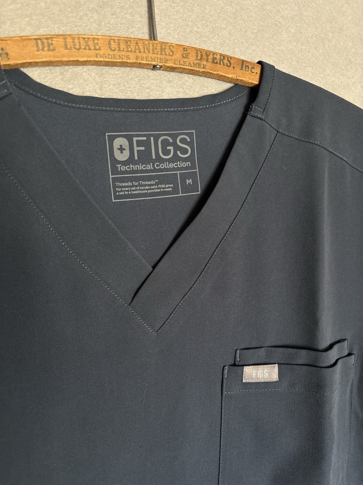 Figs Men’s Medium Double Pocket V-Neck Scrub Top Medical Spa Clinic Utility