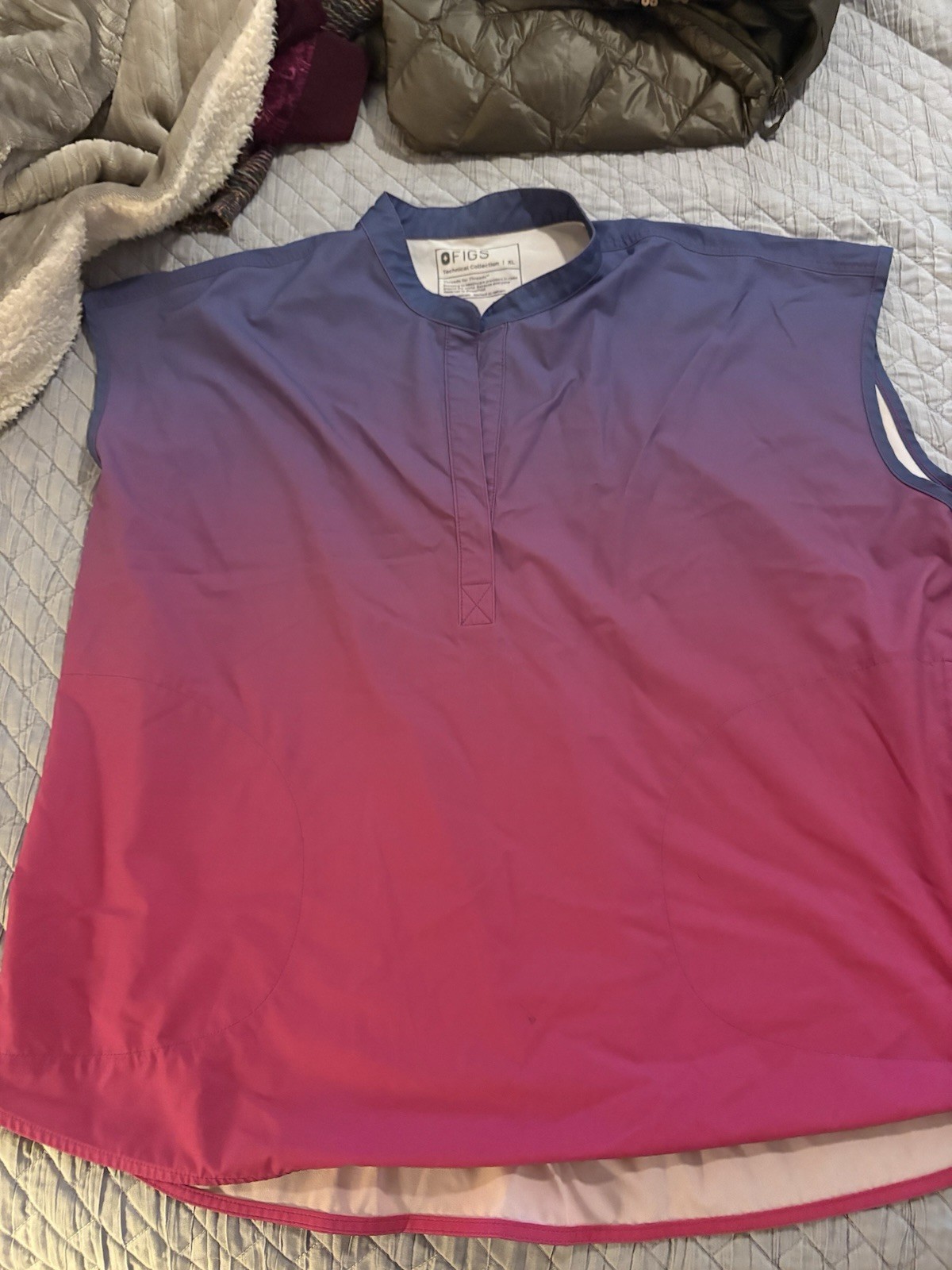 FIGS Women’s XL Scrub Top Blue/Pink Ombre Technical Collection Pullover