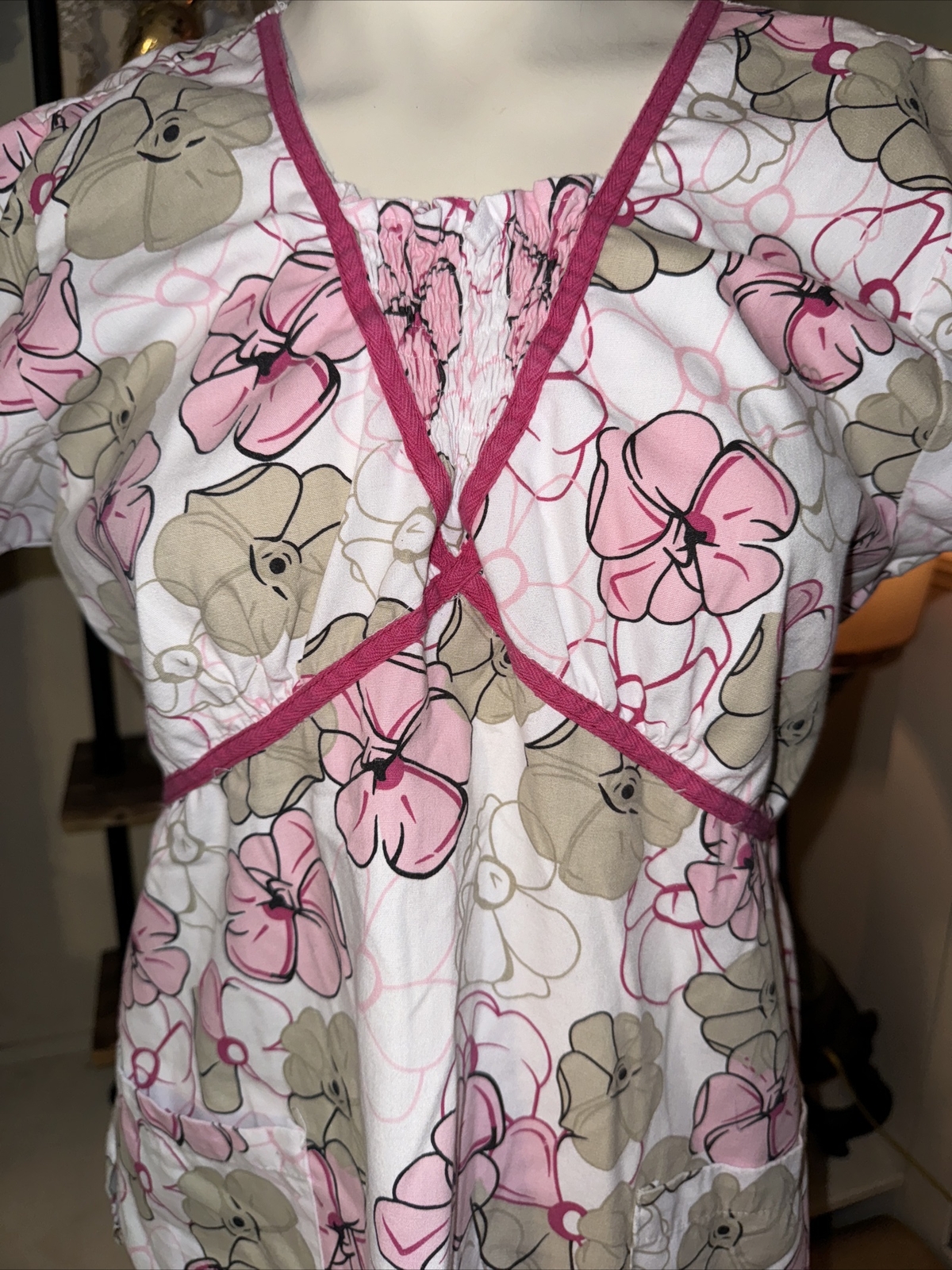 WOMENS Mg Medgear Floral Hospital Scrub Shirt Medium Scrubs
