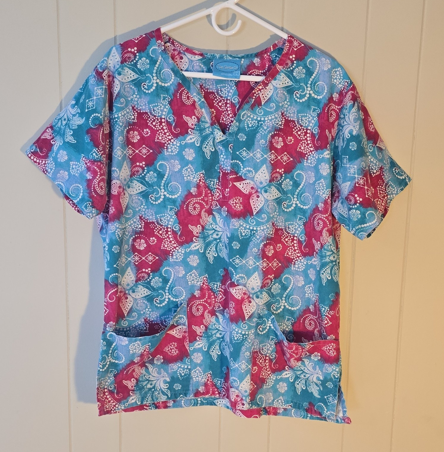 The Scrub Co. Women’s Size L Scrub Top Blue Pink White Pattern V-Neck Pockets