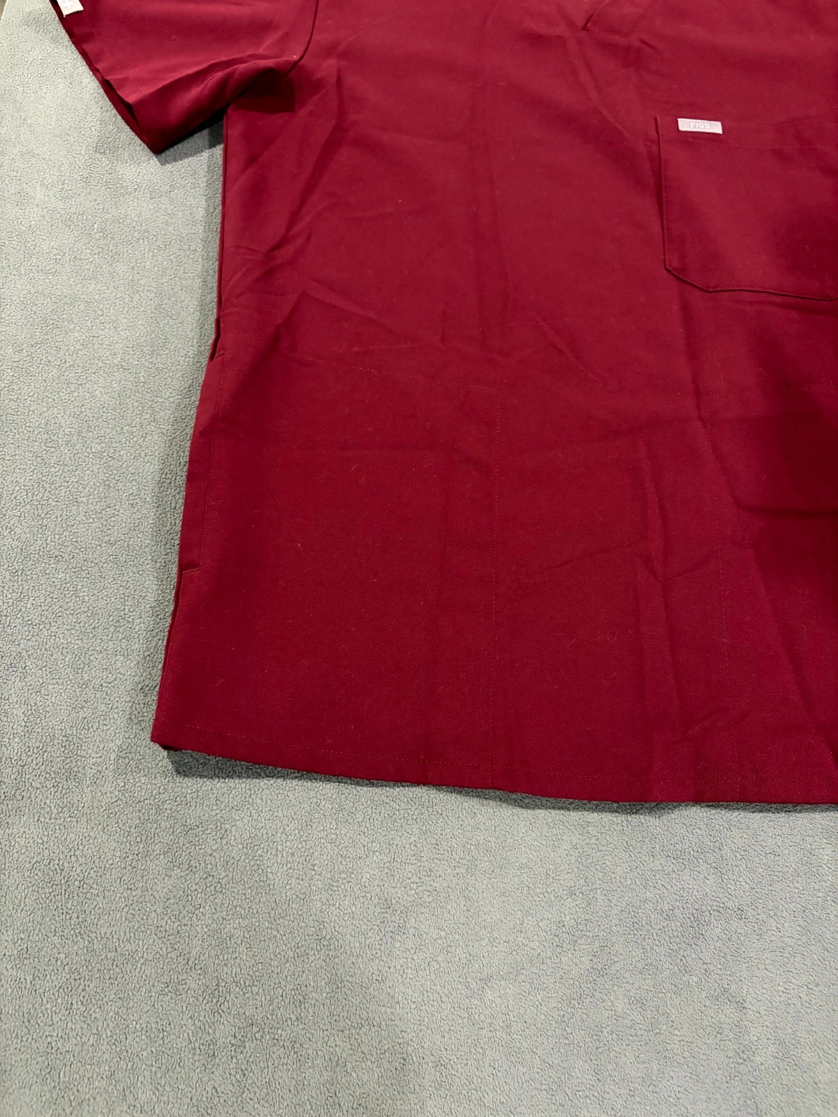 FIGS Technical Collection Pockets Scrub Top Mens XS Maroon Stretch Pullover