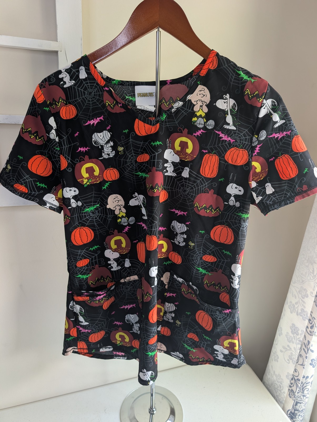 Peanuts Halloween Scrub Top Women’s Small Snoopy Charlie Brown Pumpkins Bats New
