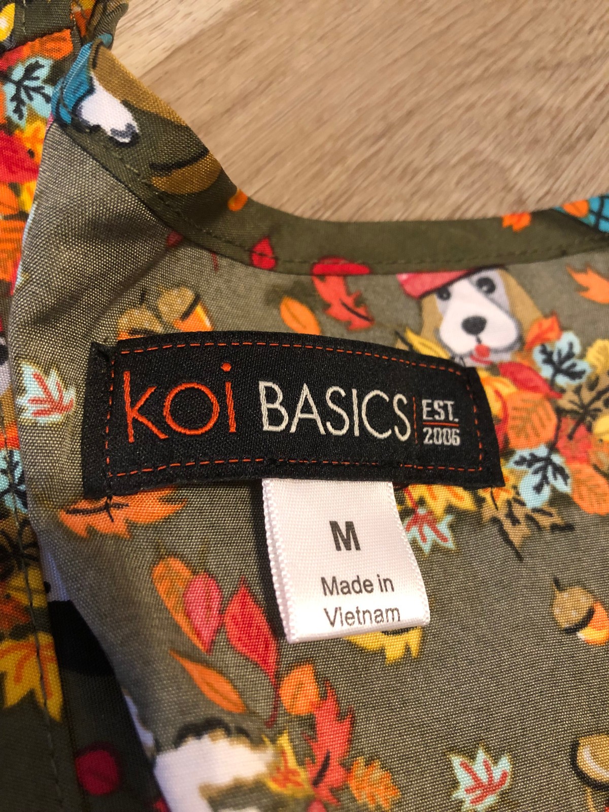 KOi Scrub Scrubs Top Thanksgiving Pumpkins Dog Fall Theme Leaves Medium M H201