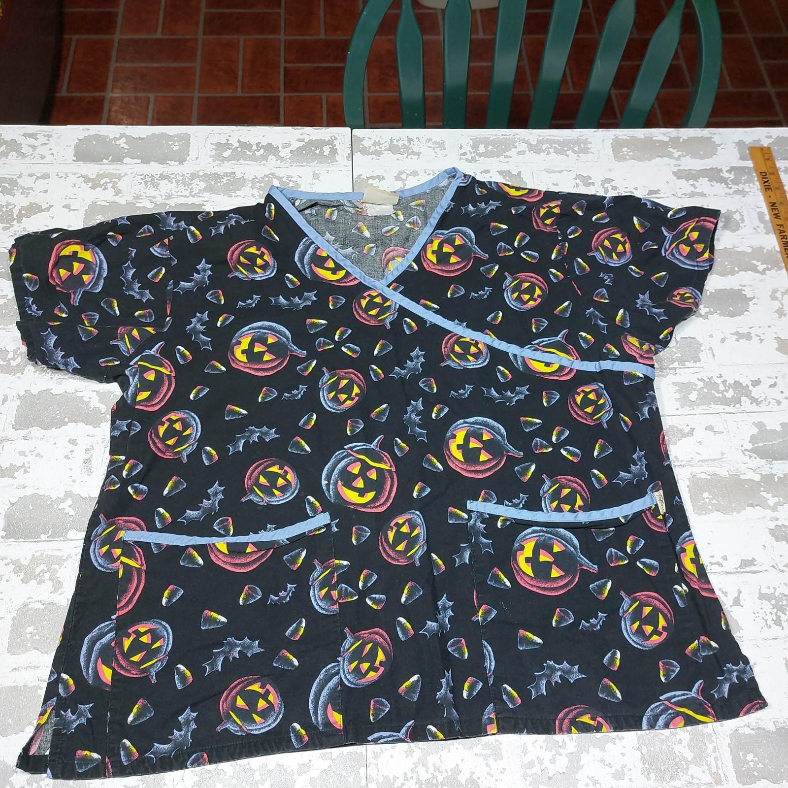 Scrub Top Women’s Halloween Peaches Candy Corn Bats Jack o lantern Sz XL
